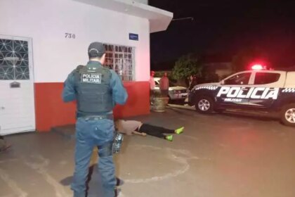 Homem é morto com facada no peito em esquina de bar