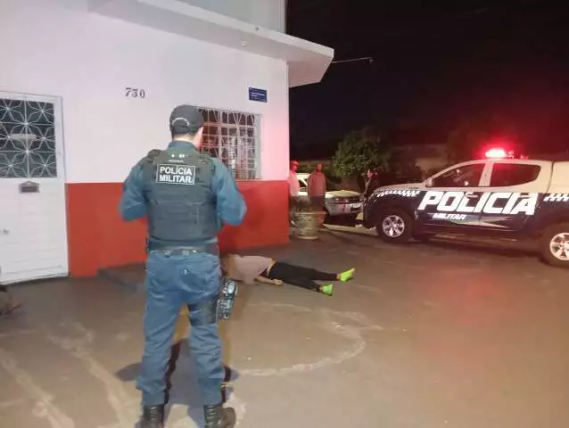 Homem é morto com facada no peito em esquina de bar