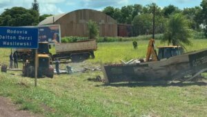 Após seis meses de notificação, outdoors são retirados da BR-060 em Sidrolândia