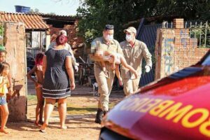 Para evitar afogamentos, criança deve ficar à distância de um braço dos pais