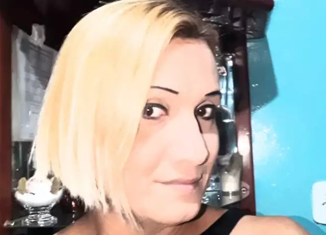 Homem suspeito de matar travesti em bar se apresenta à polícia e acaba preso