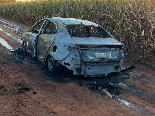 Carro usado em execução com 20 tiros é encontrado queimado na fronteira